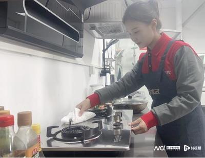 凌晨蹲網(wǎng)上搶保潔員!年前家政服務(wù)需求暴增,從業(yè)者月薪過(guò)萬(wàn)